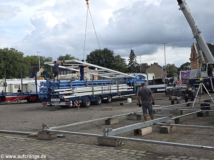 bilder aufbau cranger kirmes 22juli26 heidi the coaster