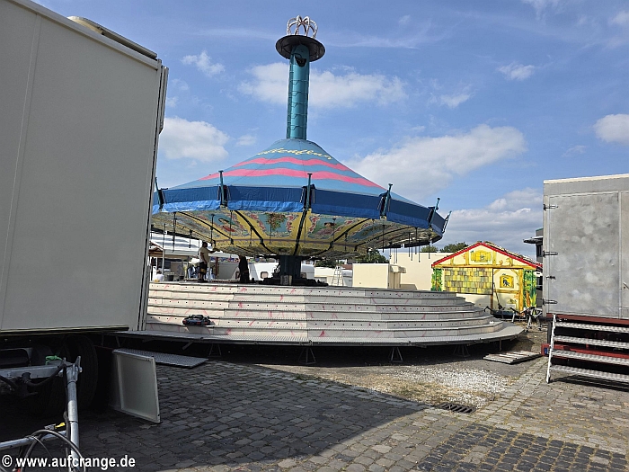 bilder aufbau cranger kirmes 24juli26 wendler wellenflug
