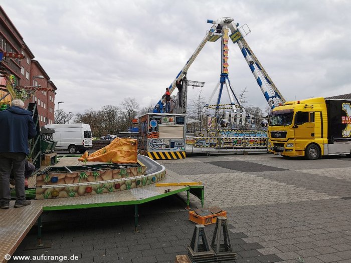 bilder aufbau wanne fruehjahrskirmes 2022 002